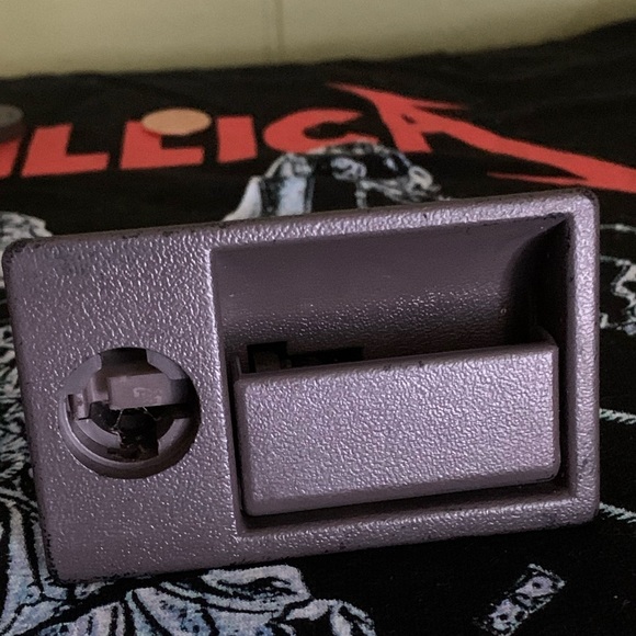 Cadillac Deville 94-99 Glove Box Latch 95-02 Eldorado 95-97 Seville (RARE) TAUPE - Picture 2 of 6